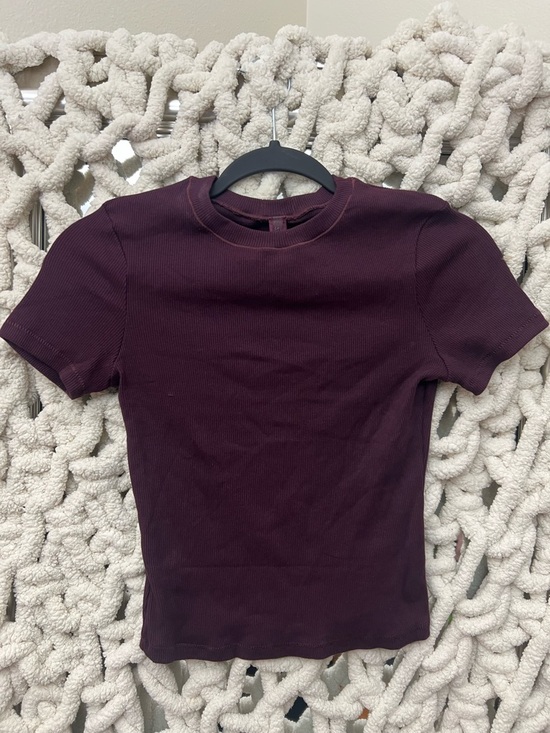 SKIMS Tops - SKIMS COTTON RIB T-SHIRT NWT - CURRANT
